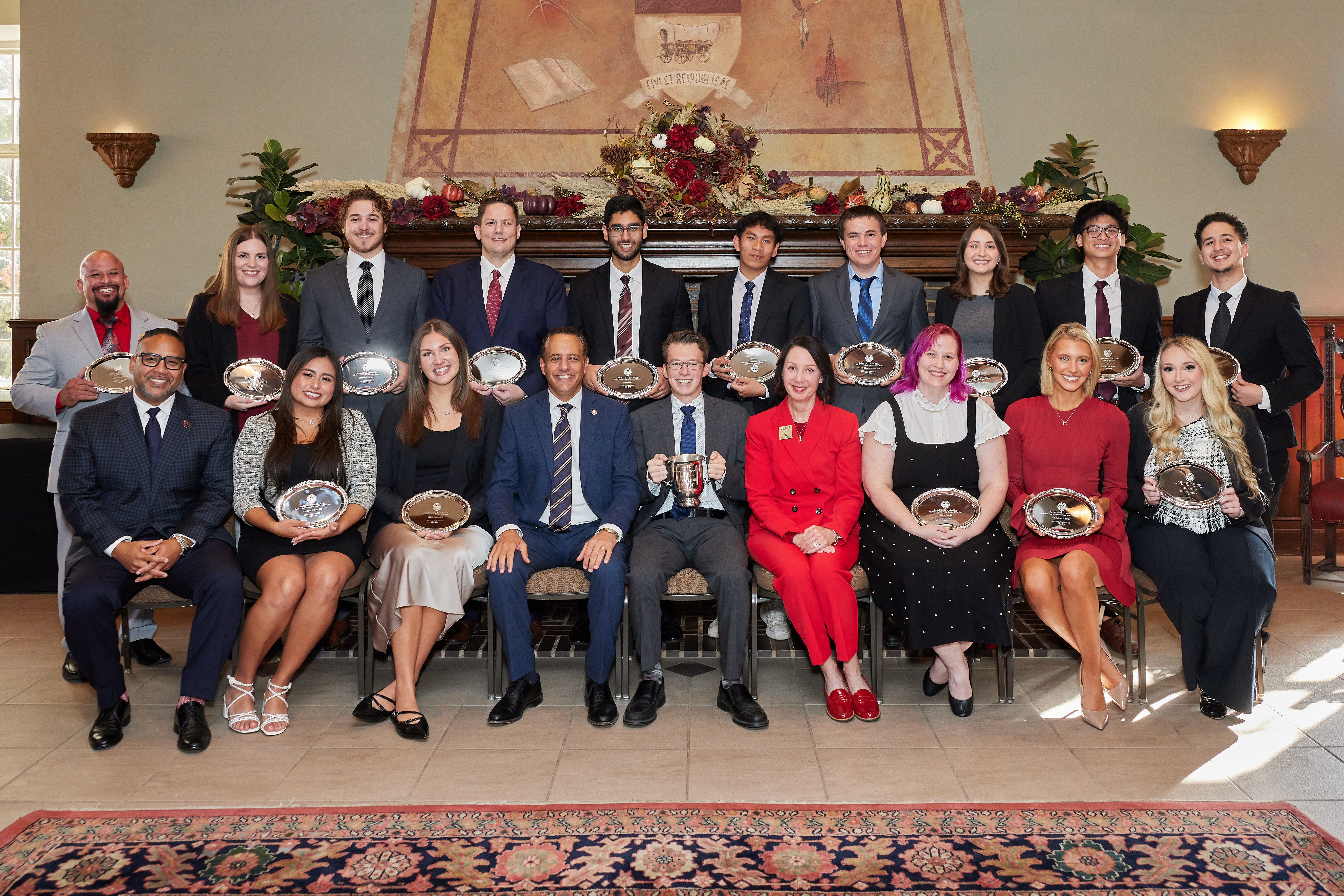 Group photo of OU Outstanding Seniors.