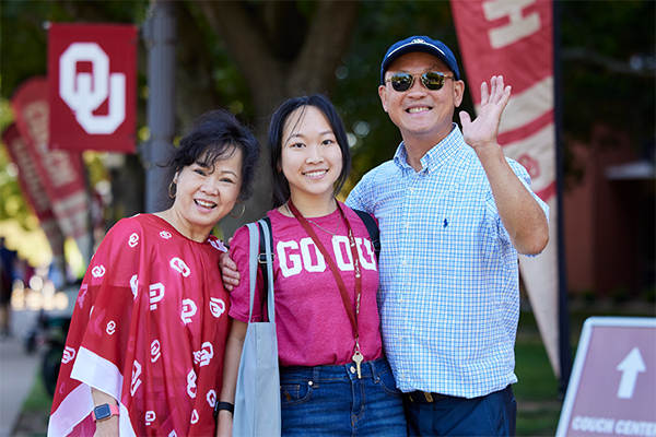 Student and parents during OU Move-In