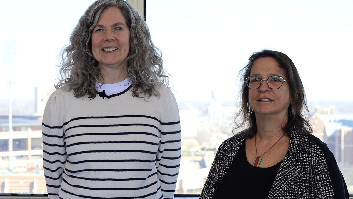 Jennifer Davis (left) and Sandie Holguín (right). 