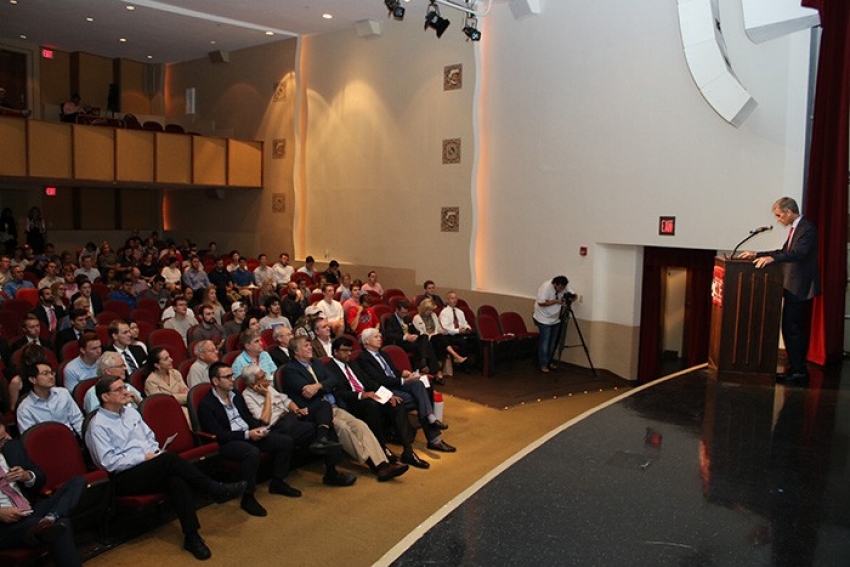 Interim Dean Wayne Thomas speaks with faculty members