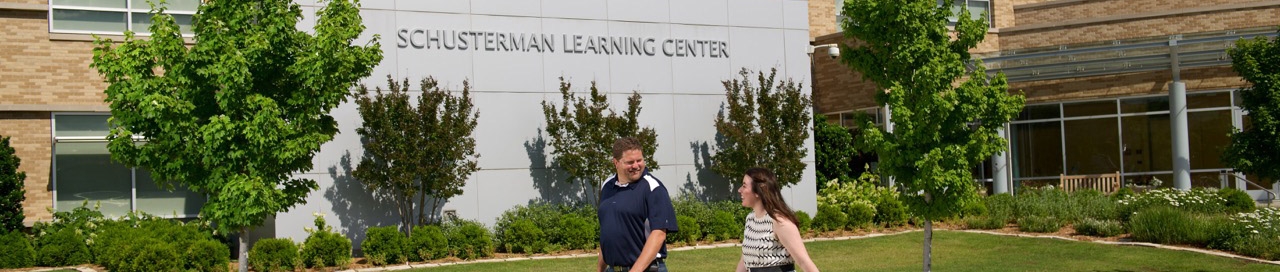 Students conversation while walking toward the new class